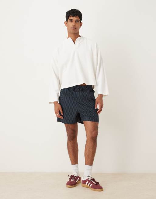 ASOS DESIGN – Kurze Shorts in Marineblau mit Nadelstreifen und elastischem Bund, 2 von 5