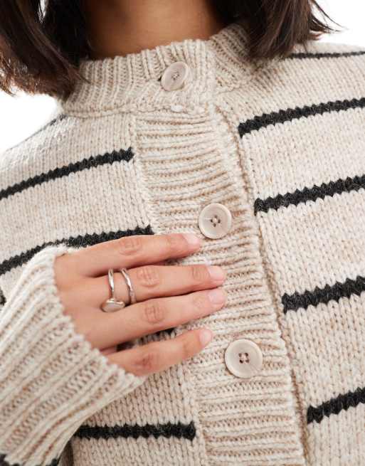 ASOS DESIGN – Kurze Strickjacke in Creme mit Rundhalsausschnitt