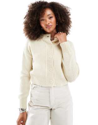 ASOS DESIGN - Kurze Strickjacke in Creme mit Rundhalsausschnitt-Weiß