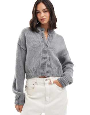 ASOS DESIGN - Kurze Strickjacke in Grau mit Rundhalsausschnitt