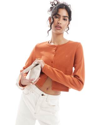 ASOS DESIGN - Kurze Strickjacke in Orange mit Rundhalsausschnitt