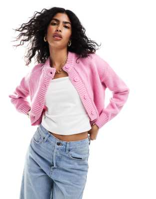 ASOS DESIGN - Kurze Strickjacke in Rosa mit Rundhalsausschnitt