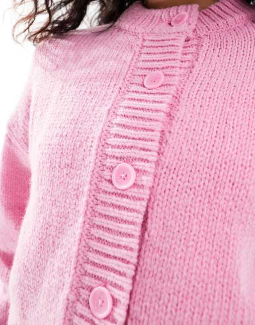 ASOS DESIGN – Kurze Strickjacke in Rosa mit Rundhalsausschnitt ASOS