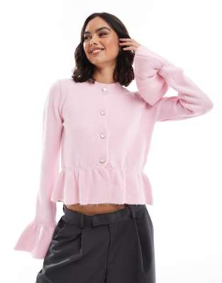 ASOS DESIGN - Kurze Strickjacke in Rosa mit Rüschen und Rundhalsausschnitt