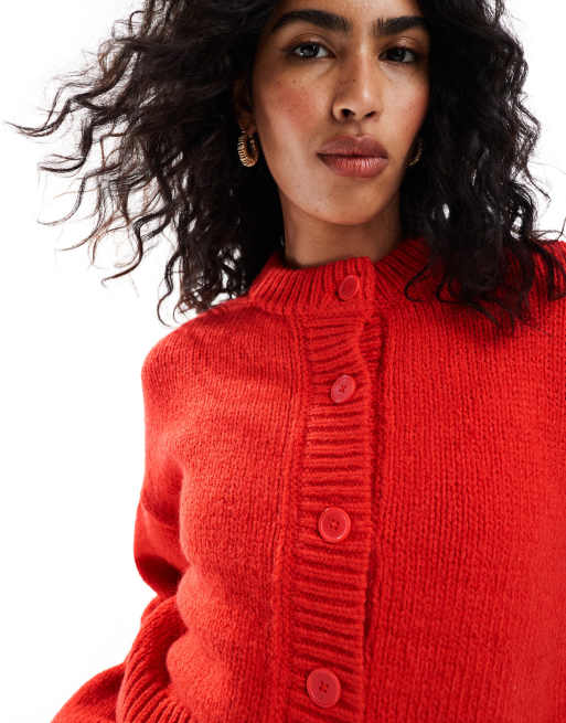 ASOS DESIGN – Kurze Strickjacke in Rot mit Rundhalsausschnitt ASOS