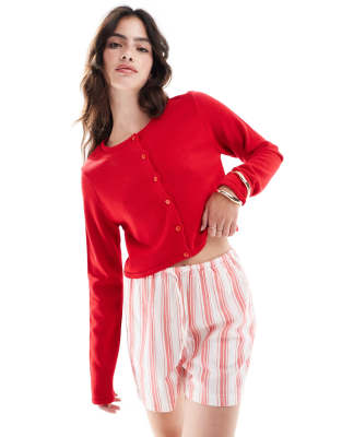 ASOS DESIGN - Kurze Strickjacke in Rot mit Rundhalsausschnitt