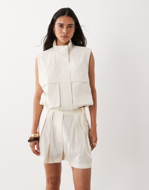 ASOS DESIGN kurze, taillierte Hose mit Bindedetail in Cremeweiß, 2 von 5