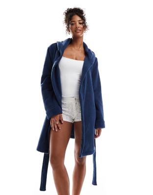 ASOS DESIGN - Kurzer Bademantel aus Microfleece in Blau mit kontrastierender Einfassung