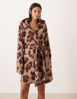 ASOS DESIGN - Kurzer Bademantel aus Microfleece mit Leopardenmuster-Bunt