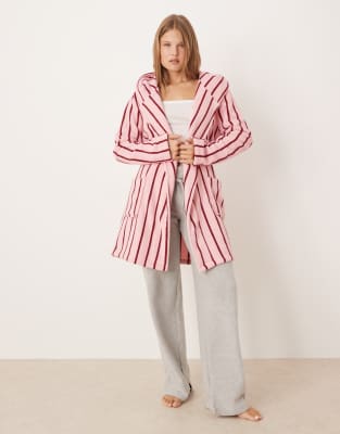 ASOS DESIGN - Kurzer Bademantel aus Microfleece mit Streifenprint-Bunt