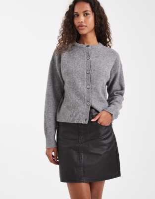 ASOS DESIGN - Kurzer, beschichteter Jeansrock in Schwarz mit hohem Bund