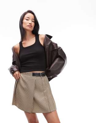 ASOS DESIGN - Kurzer, braun karierter Kilt-Rock mit Schnalle-Brown