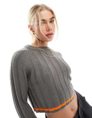 ASOS DESIGN - Kurzer, gerippter Pullover mit Zierstreifen und Rundhalsausschnitt-Grau