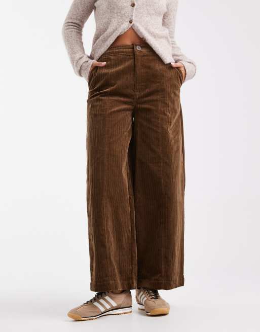 ASOS DESIGN – Kürzer geschnittene Cordhose in Keksbraun mit weitem Bein