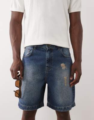 Kürzer geschnittene Jorts in verwaschenem Mittelblau mit Zierrissen Blau 52