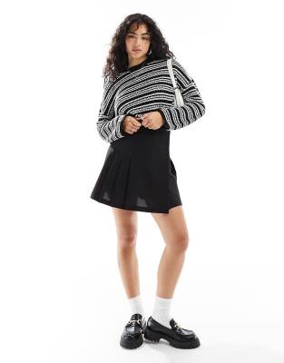 ASOS DESIGN - Kurzer gestreifter Pullover mit Rundhalsausschnitt-Bunt