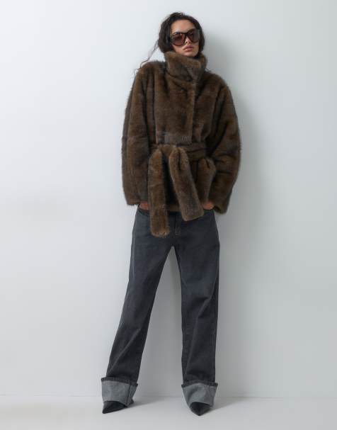 ASOS DESIGN kurzer Kunstpelzmantel mit Stehkragen in Mittelbraun - view 1