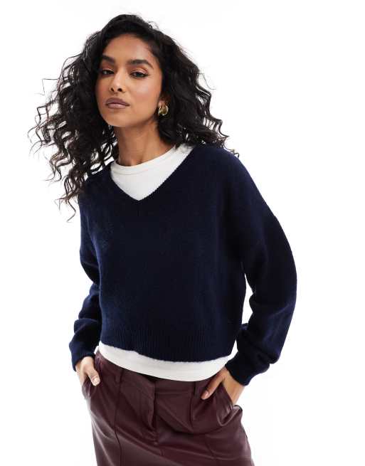 ASOS DESIGN – Kurzer, locker gestrickter Strickpullover in Marineblau mit V-Ausschnitt