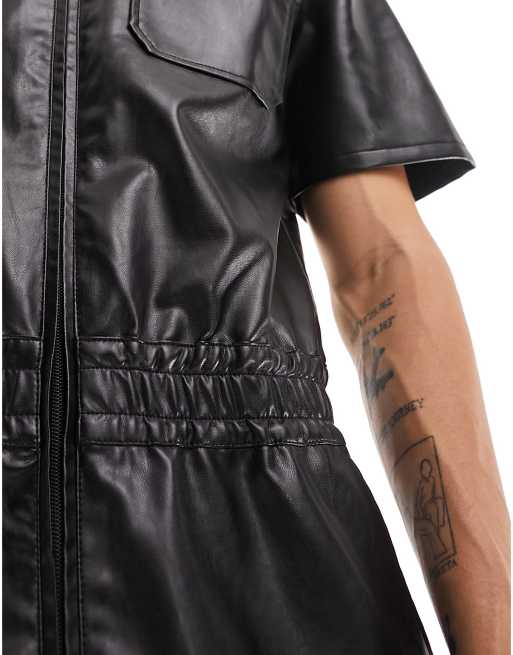 ASOS DESIGN – Kurzer Overall aus schwarzem Kunstleder, 3 von 4