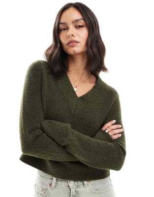 ASOS DESIGN - Kurzer Pullover in Khaki mit V-Ausschnitt-Bunt