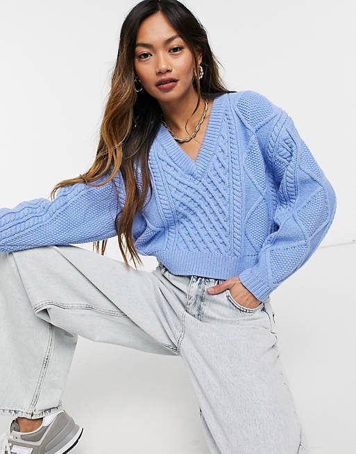 ASOS DESIGN – Kurzer Pullover mit Zopfmuster in Blau