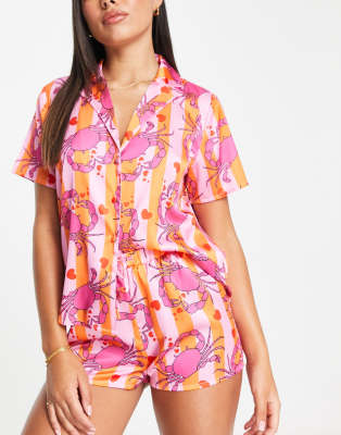 ASOS DESIGN - Kurzer Pyjama aus Satin in rosa & orange gestreift und mit Krabben-Print-Bunt