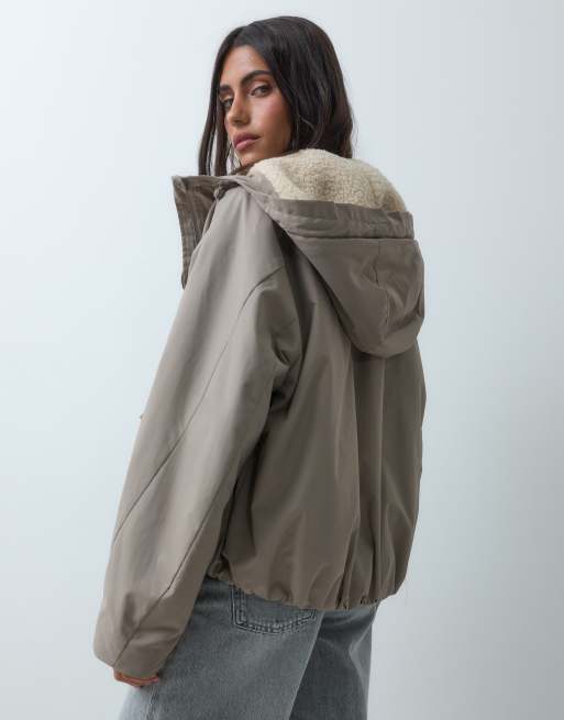 ASOS DESIGN kurzer Regenmantel mit Kapuze und Borg-Futter in neutral, 3 von 4