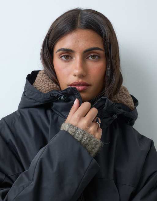 ASOS DESIGN kurzer Regenmantel mit Kapuze und Borg-Futter in Schwarz, 2 von 4