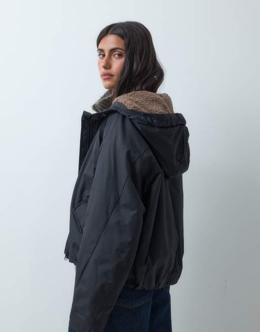 ASOS DESIGN kurzer Regenmantel mit Kapuze und Borg-Futter in Schwarz, 3 von 4