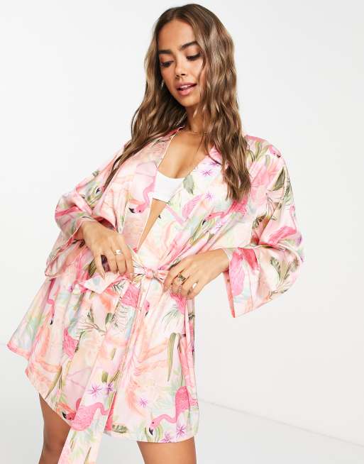 ASOS DESIGN – Kurzer Satin-Morgenmantel in Rosa mit Flamingo-Muster