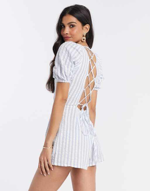 ASOS DESIGN – Kurzer Seersucker-Jumpsuit mit Streifen und Schnürdesign hinten