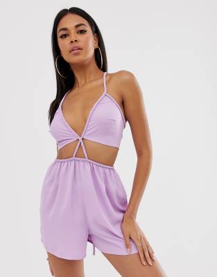 ASOS DESIGN - Kurzer Strand-Jumpsuit mit Zierausschnitt und geflochtenem Taillenband-Lila