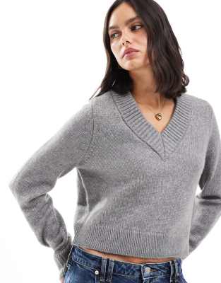 ASOS DESIGN - Kurzer Strickpullover in Grau mit V-Ausschnitt