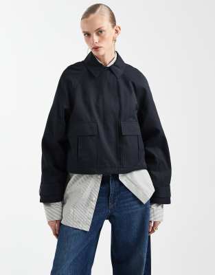 ASOS DESIGN - Kurzer Trenchcoat in Marineblau mit Baumwollanteil, wasserabweisendem Finish und Utility-Taschen-Grün