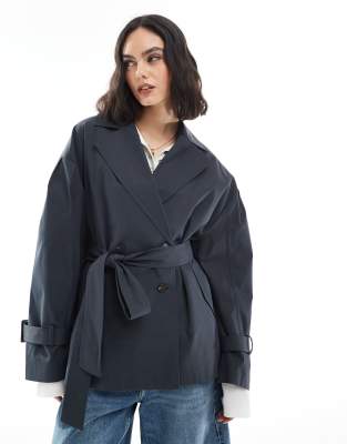 ASOS DESIGN - Kurzer Trenchcoat in Marineblau mit Gürtel