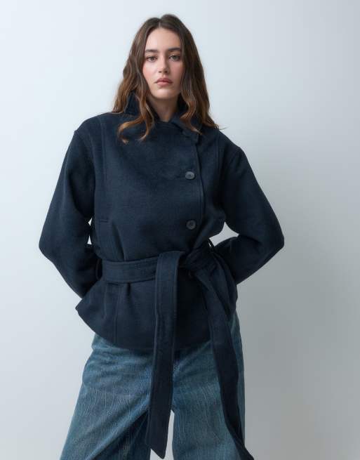 ASOS DESIGN – Kurzer Trenchcoat in Marineblau mit Wollanteil und tief sitzendem Gürtel, 5 von 5