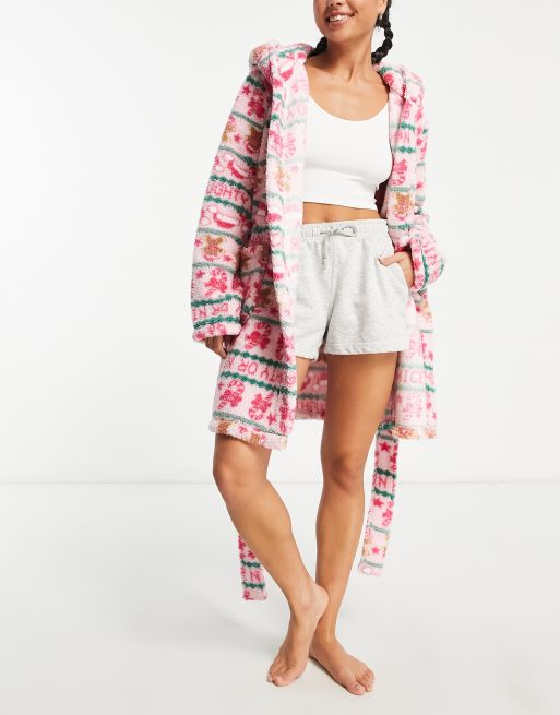 ASOS DESIGN – Kurzer, weihnachtlicher Bademantel aus rosa Teddyfell mit Norwegermuster 