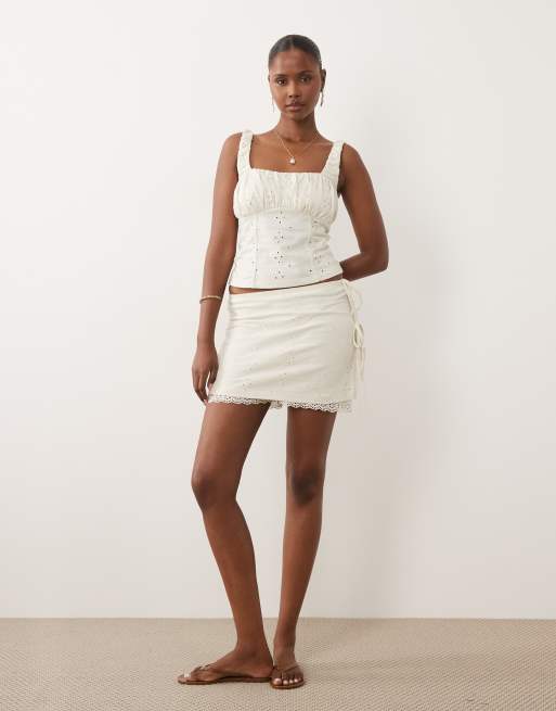 ASOS DESIGN – Kurzer Wickel-Skort in Cremeweiß mit Lochstickerei und Spitzenbesatz, 3 von 5