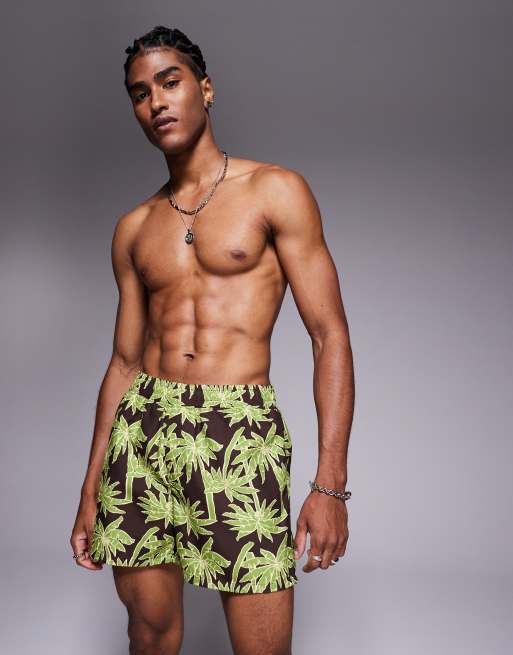ASOS DESIGN – Kürzere Badeshorts in Schwarz mit Palmenmuster