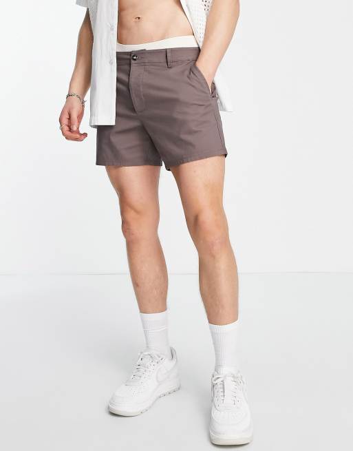 ASOS DESIGN – Kürzere Chino-Shorts mit schmalem Schnitt in Braun 