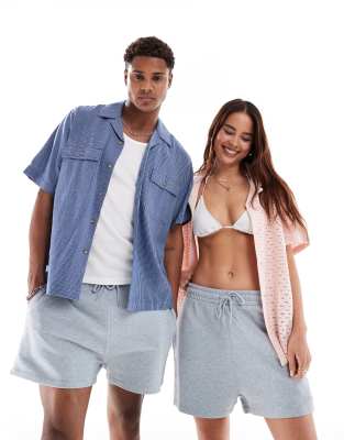 ASOS DESIGN - Kürzere, schmal geschnittene Unisex-Shorts in verwaschenem Blau