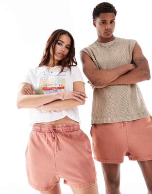 ASOS DESIGN - Kürzere, schmal geschnittene Unisex-Shorts in verwaschenem Rosa