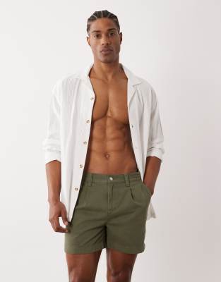 Kürzere Shorts in Khaki mit Bundfalten-Grün Grün 46