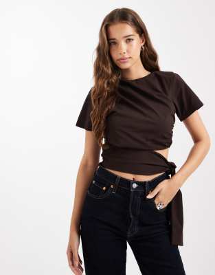ASOS DESIGN - Kürzeres T-Shirt in Schokobraun mit Schulterpolstern und seitlichem Bindeband an der Taille-Brown