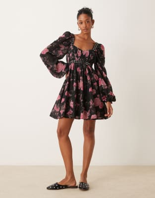 ASOS DESIGN - Kurzes Babydoll-Kleid mit Nietenbesatz und Blumenmuster-Bunt