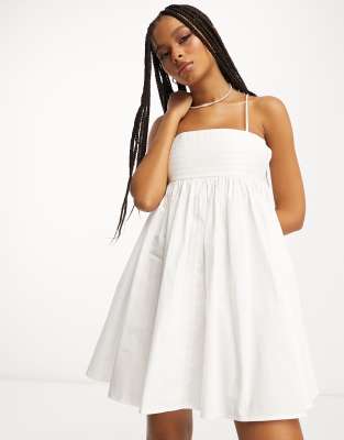 ASOS DESIGN - Kurzes Babydoll-Sommerkleid aus Baumwolle in Weiß mit Zierfalten