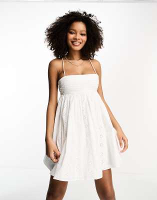 ASOS DESIGN - Kurzes Babydoll-Sommerkleid aus weißer Baumwolle mit Lochstickerei und Zierfalten am Dekolleté