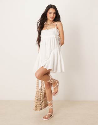 ASOS DESIGN - Kurzes Babydoll-Sommerkleid in Weiß mit Rüschensaum