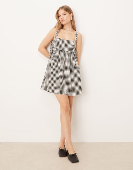 ASOS DESIGN – Kurzes Babydollkleid mit schwarzem Vichykaromuster und seitlicher Schnürung, 3 von 4