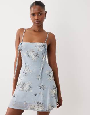 ASOS DESIGN - Kurzes Camisole-Kleid aus Stretch-Chiffon mit blauem Blumenmuster, eckigem Ausschnitt und Unterlage mit Zi...